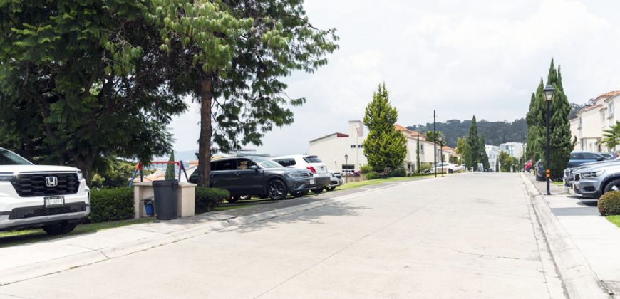 Residencia en condominio con excelente ubicación en Vista Esmeralda, Atizapán